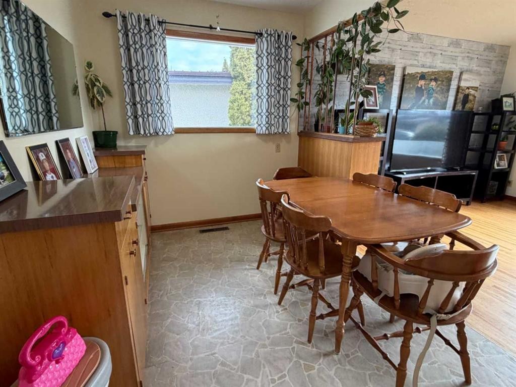5212 51 Street, Taber, AB - Indoor Photo Showing Dining Room