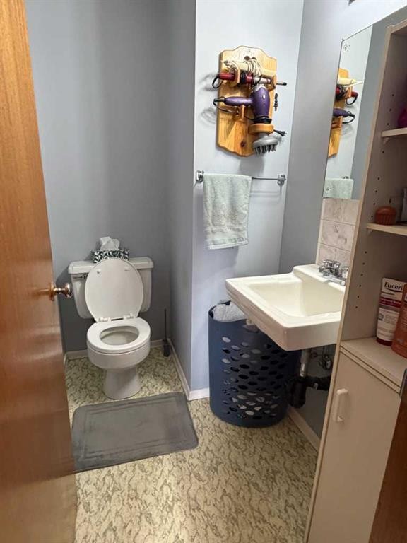 5212 51 Street, Taber, AB - Indoor Photo Showing Bathroom