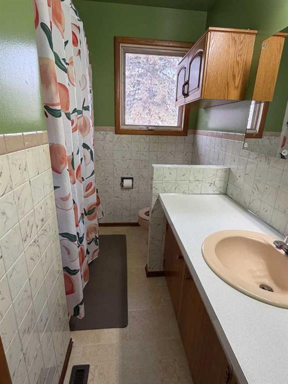 5212 51 Street, Taber, AB - Indoor Photo Showing Bathroom