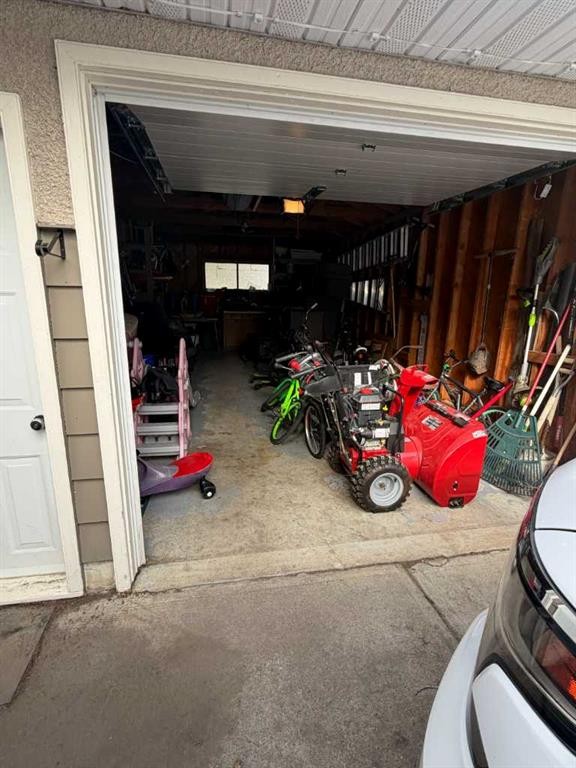 5212 51 Street, Taber, AB - Photo Showing Garage