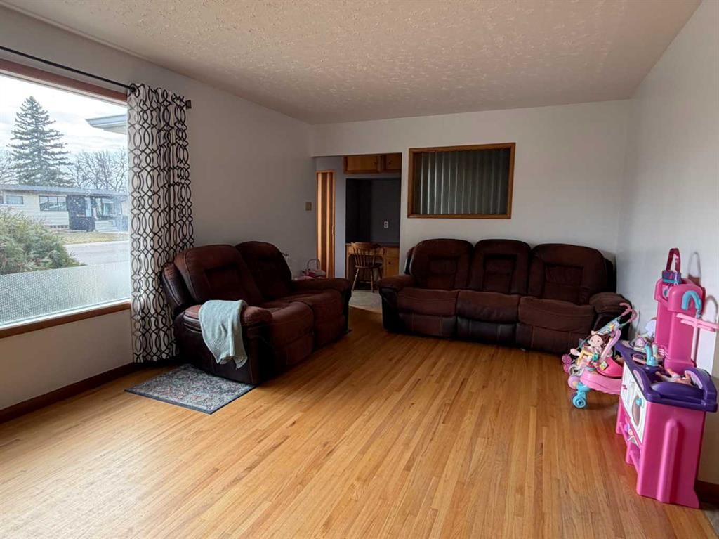 5212 51 Street, Taber, AB - Indoor Photo Showing Living Room