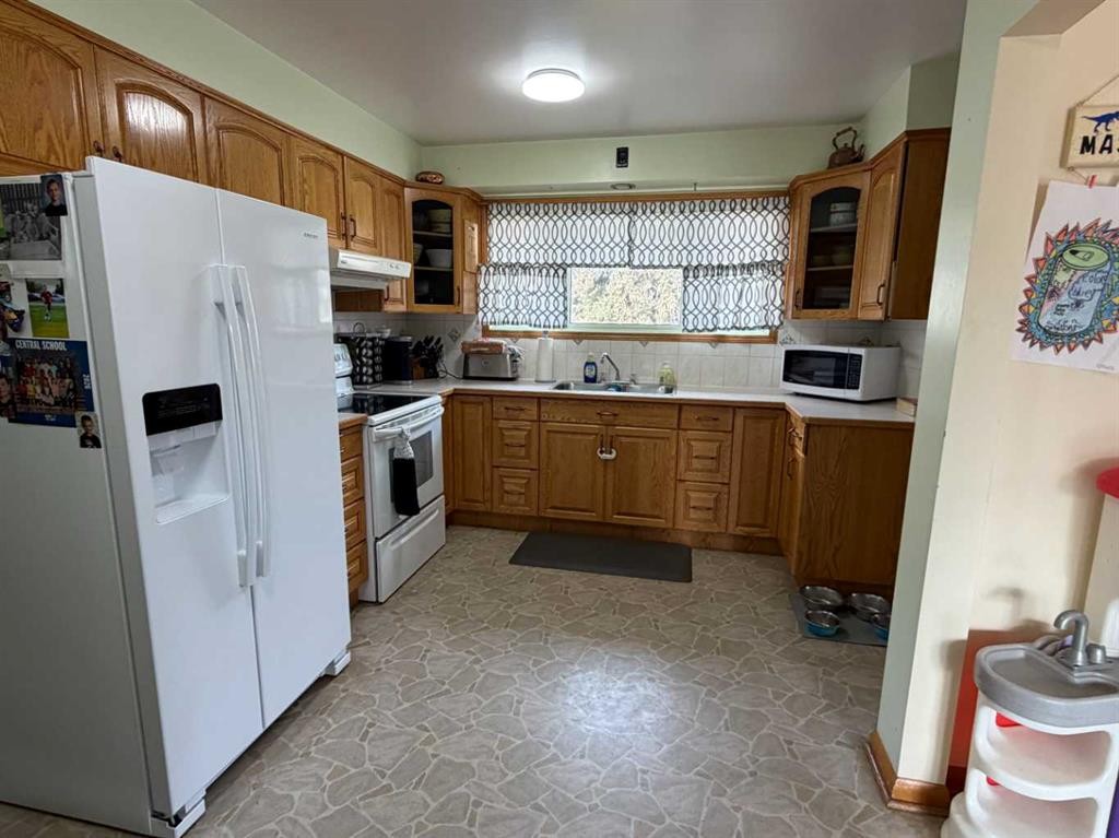 5212 51 Street, Taber, AB - Indoor Photo Showing Kitchen With Double Sink