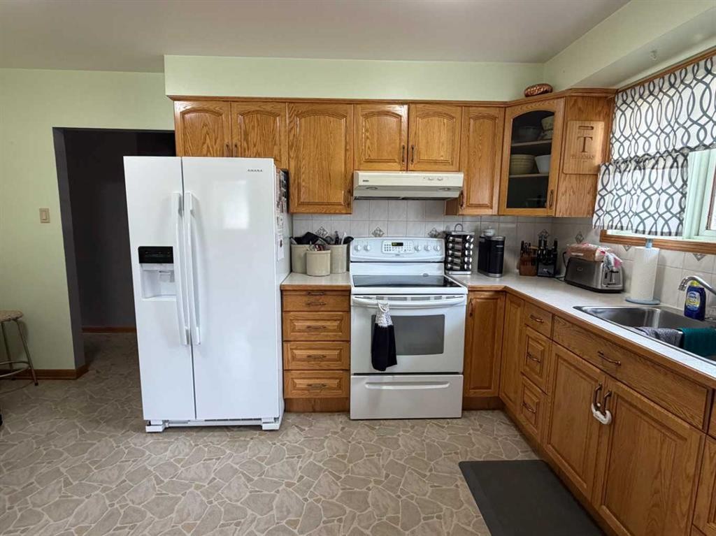 5212 51 Street, Taber, AB - Indoor Photo Showing Kitchen