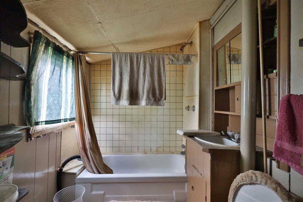 102 County Road, Warner, AB - Indoor Photo Showing Bathroom