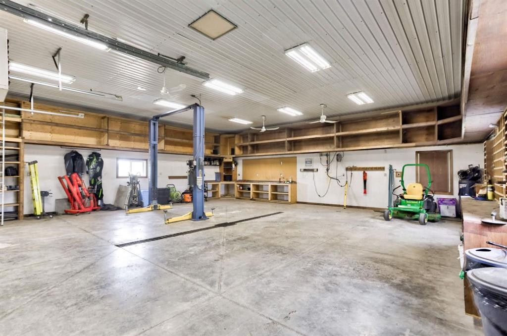 2222 Twp Rd 7-5, Lundbreck, AB - Indoor Photo Showing Garage