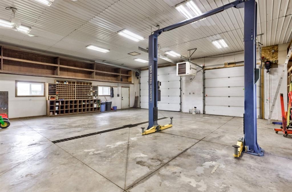 2222 Twp Rd 7-5, Lundbreck, AB - Indoor Photo Showing Garage