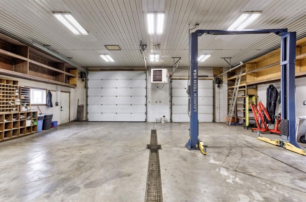 2222 Twp Rd 7-5, Lundbreck, AB - Indoor Photo Showing Garage