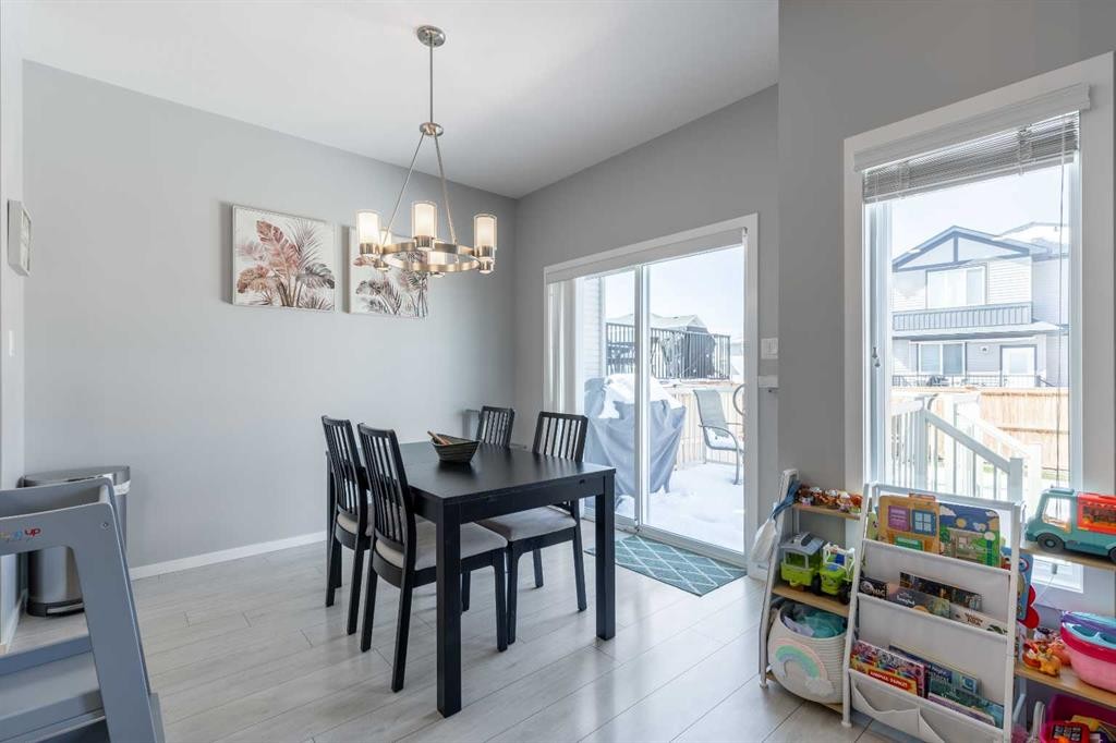 933 Pacific Way West, Lethbridge, AB - Indoor Photo Showing Dining Room