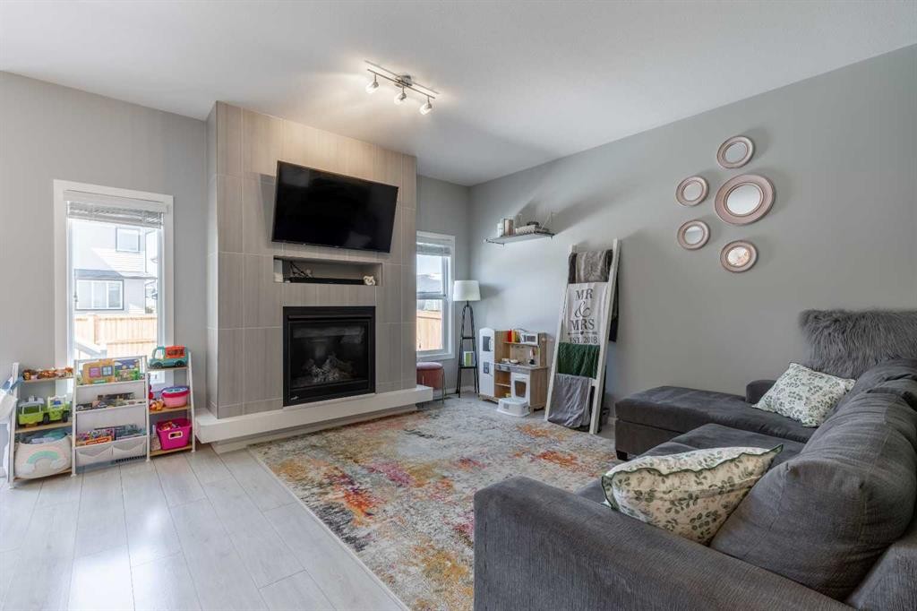 933 Pacific Way West, Lethbridge, AB - Indoor Photo Showing Living Room With Fireplace