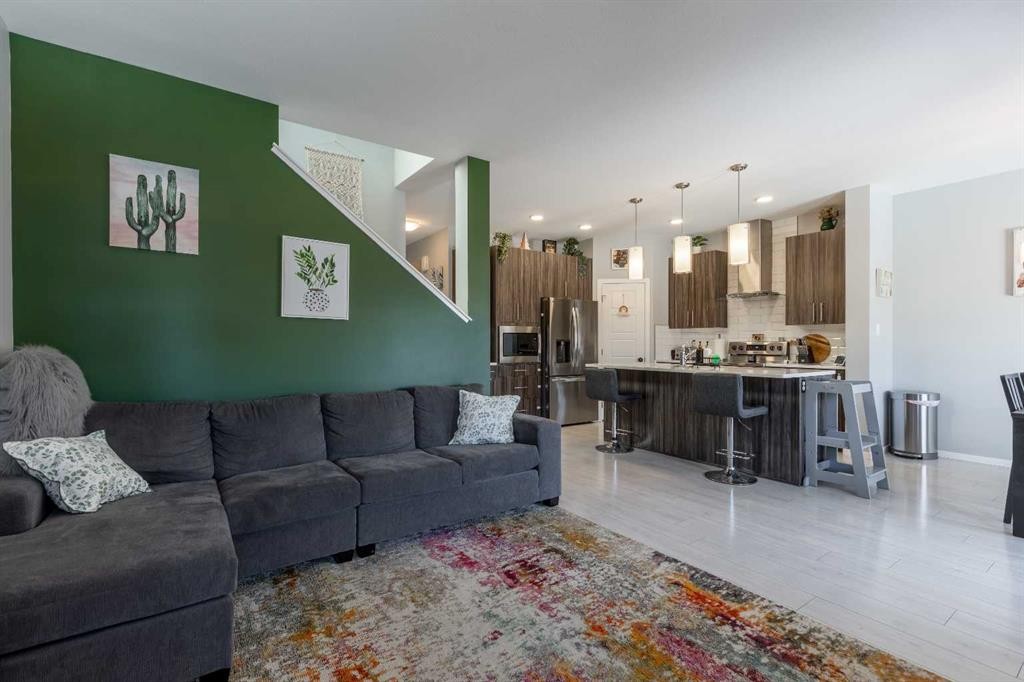 933 Pacific Way West, Lethbridge, AB - Indoor Photo Showing Living Room