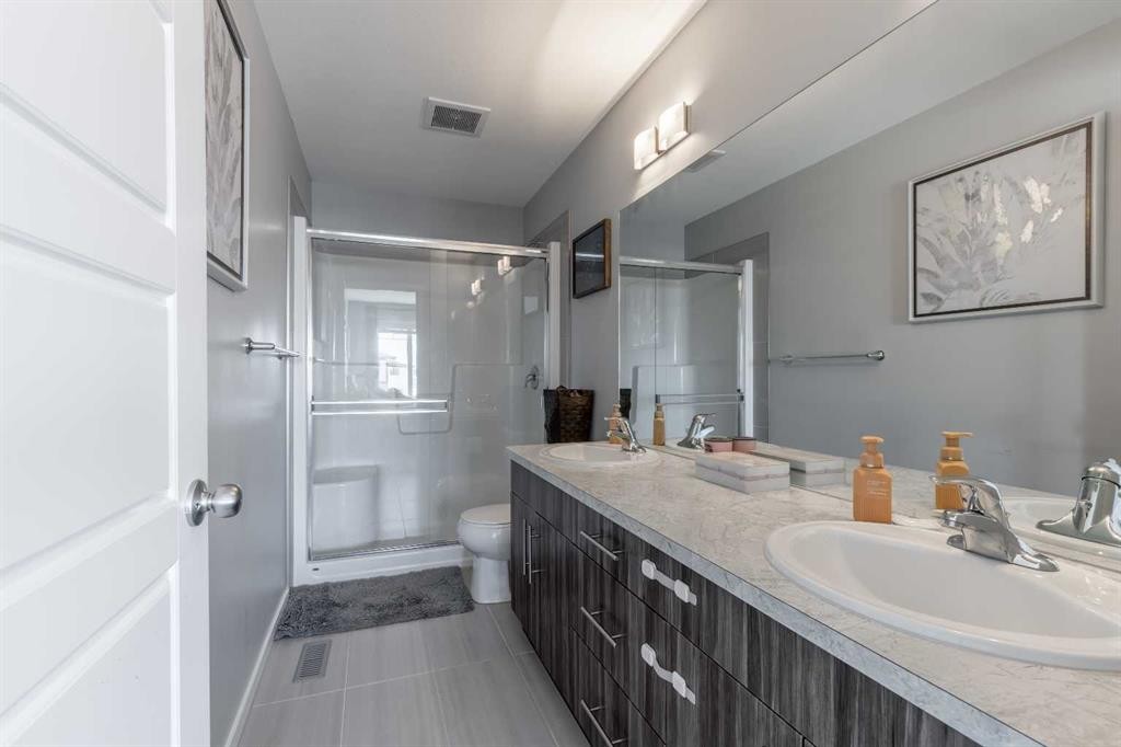 933 Pacific Way West, Lethbridge, AB - Indoor Photo Showing Bathroom