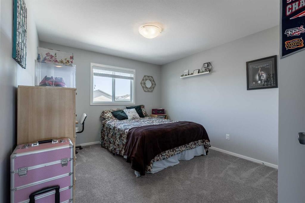 933 Pacific Way West, Lethbridge, AB - Indoor Photo Showing Bedroom