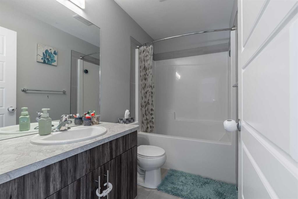 933 Pacific Way West, Lethbridge, AB - Indoor Photo Showing Bathroom