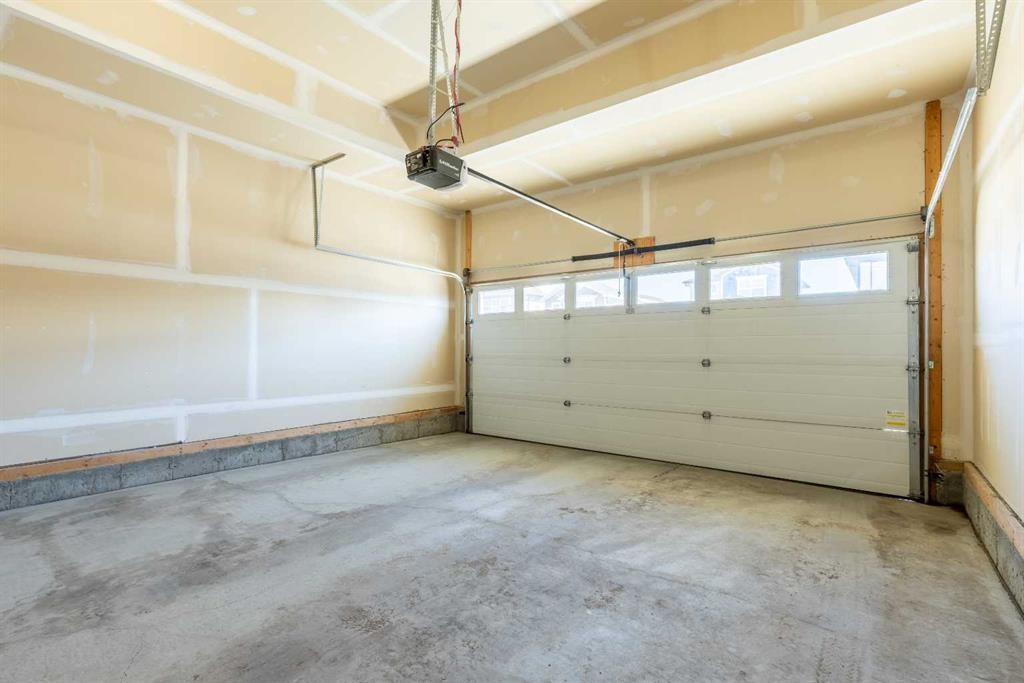933 Pacific Way West, Lethbridge, AB - Indoor Photo Showing Garage