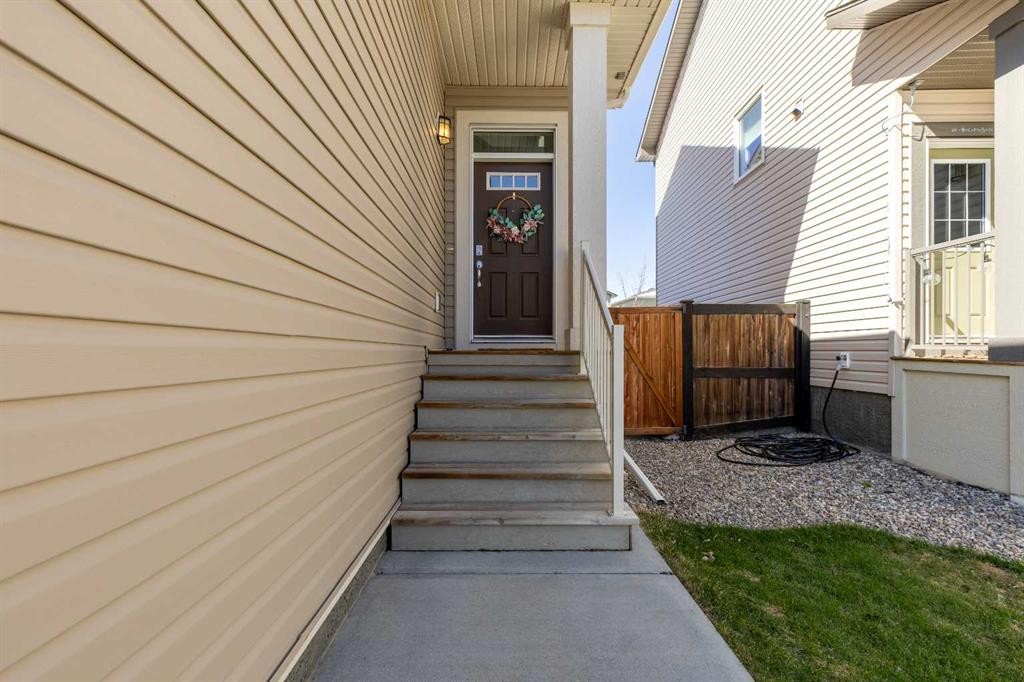 933 Pacific Way West, Lethbridge, AB - Outdoor With Exterior