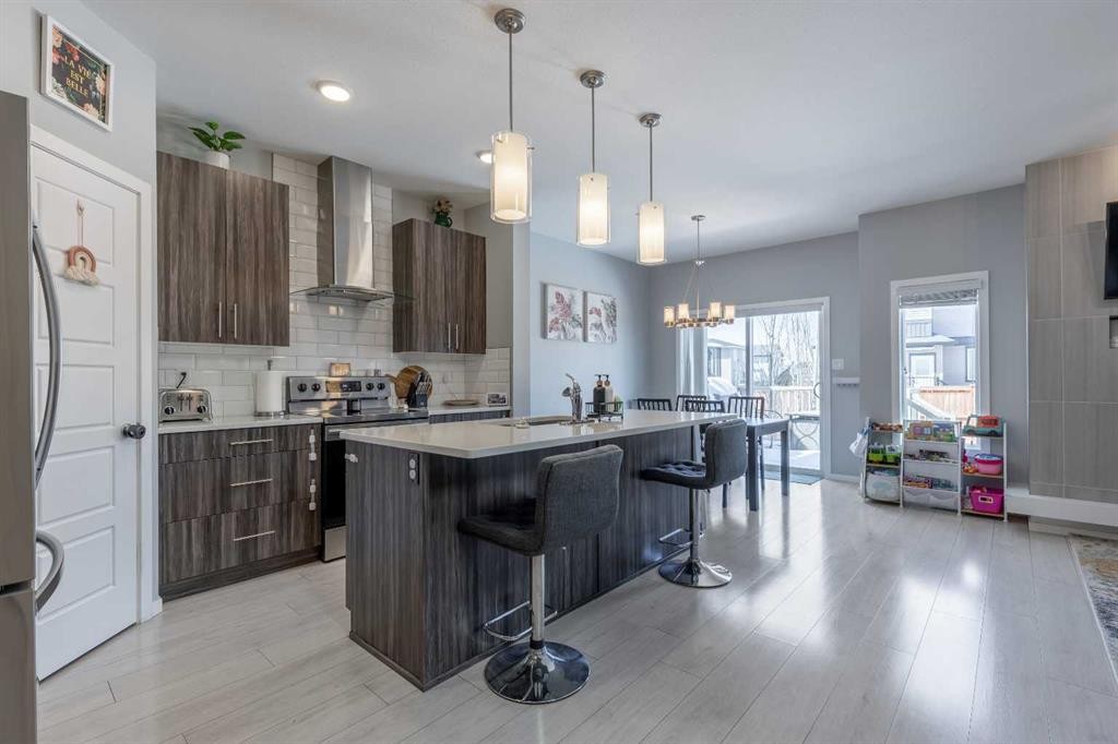 933 Pacific Way West, Lethbridge, AB - Indoor Photo Showing Kitchen With Upgraded Kitchen