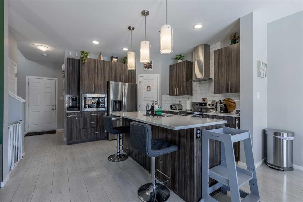 933 Pacific Way West, Lethbridge, AB - Indoor Photo Showing Kitchen With Upgraded Kitchen