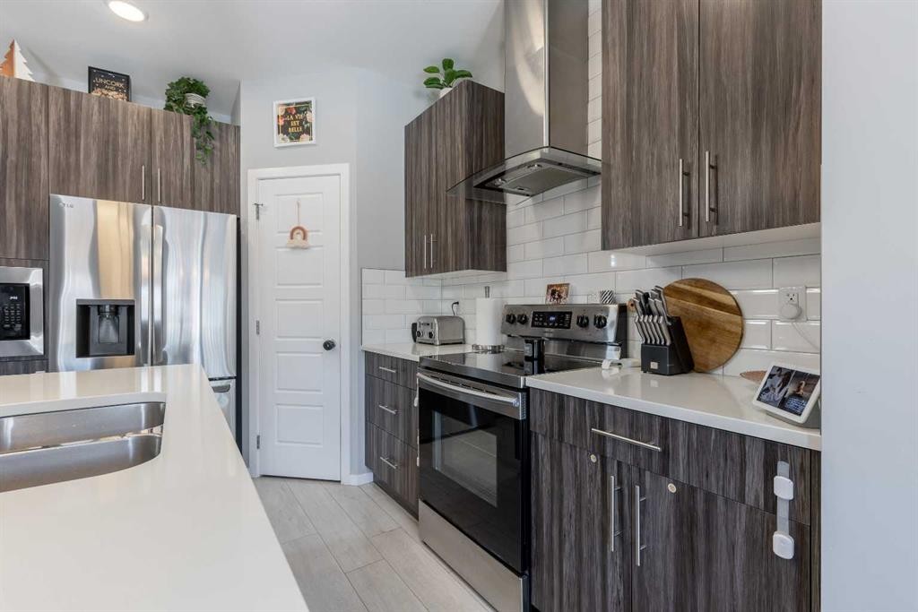 933 Pacific Way West, Lethbridge, AB - Indoor Photo Showing Kitchen With Double Sink