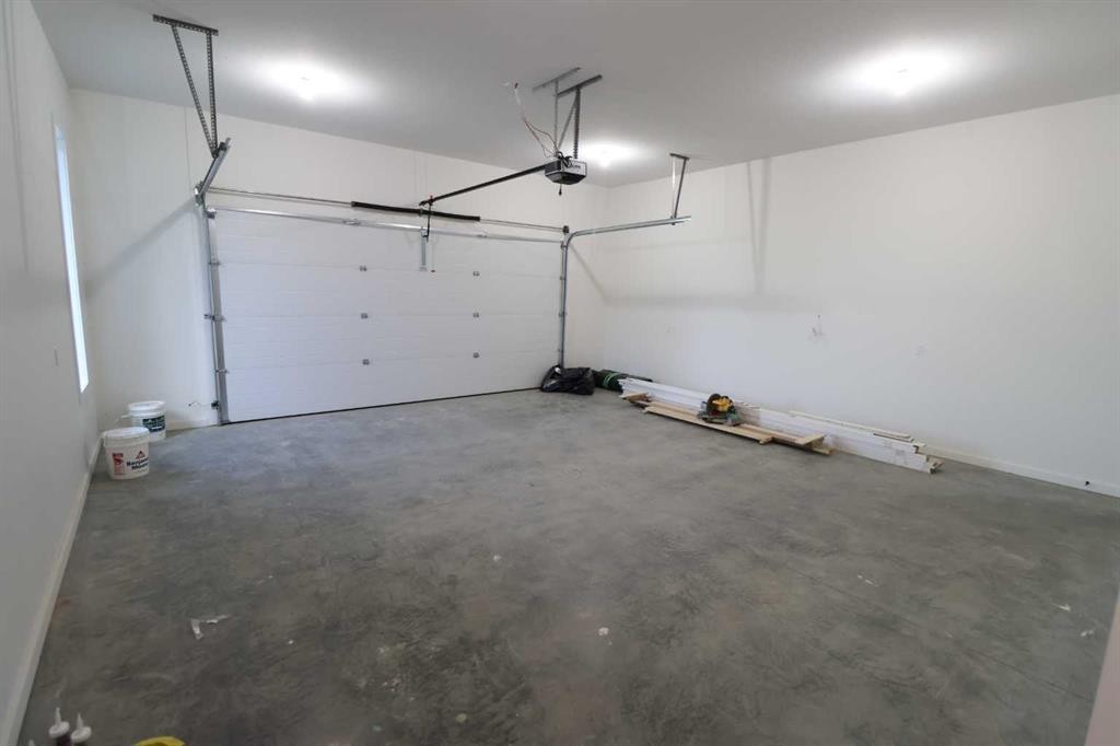531 4 St, Vauxhall, AB - Indoor Photo Showing Garage