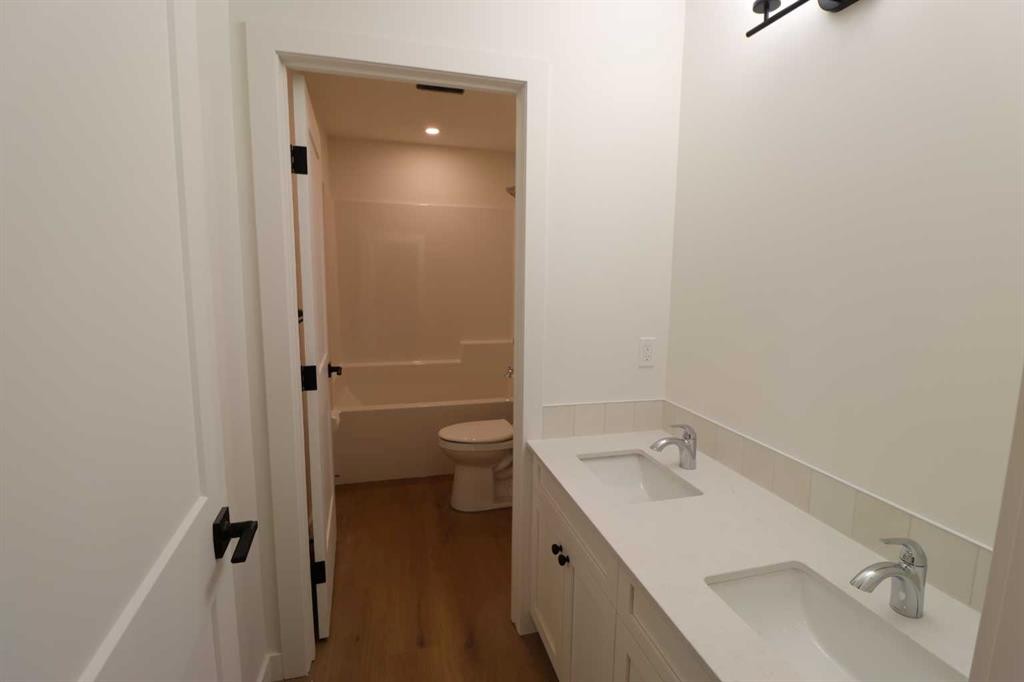 531 4 St, Vauxhall, AB - Indoor Photo Showing Bathroom