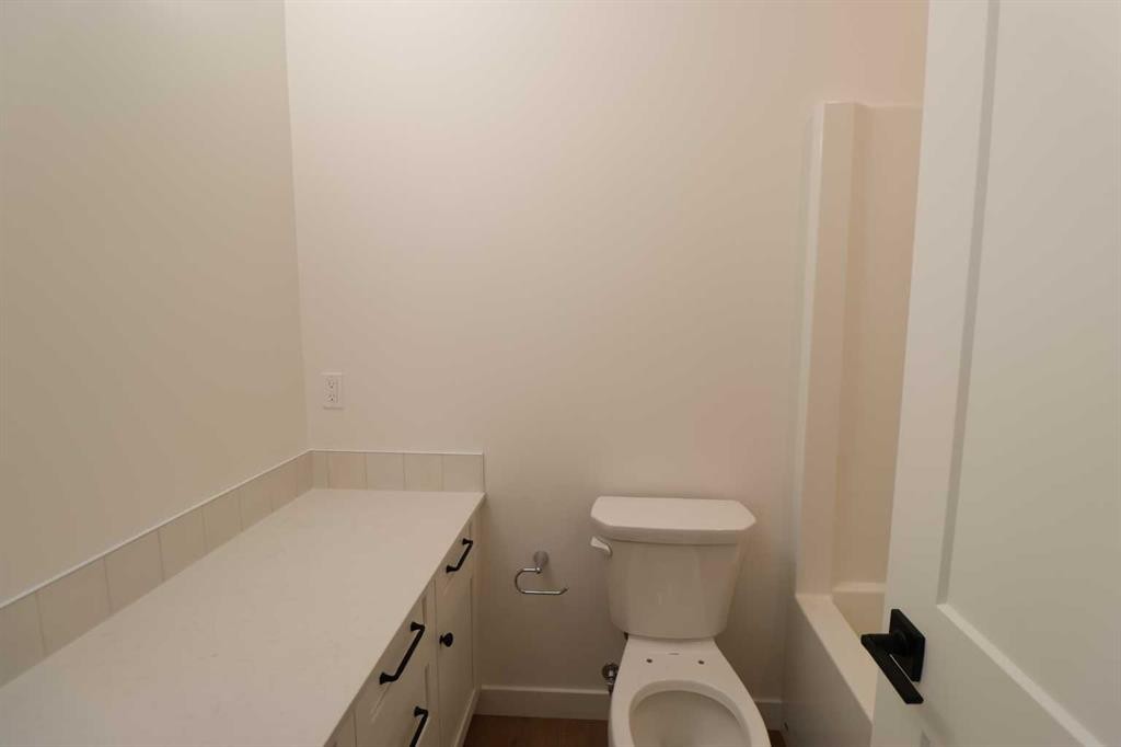 531 4 St, Vauxhall, AB - Indoor