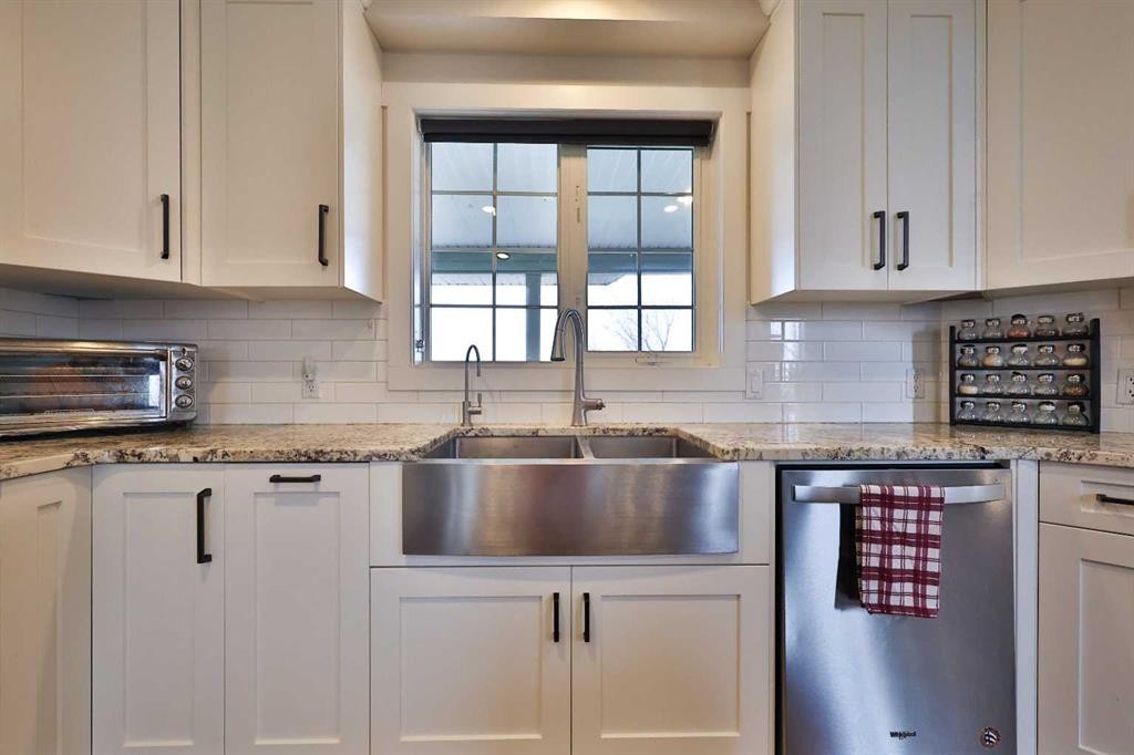 609 7 Avenue, Stirling, AB - Indoor Photo Showing Kitchen With Double Sink