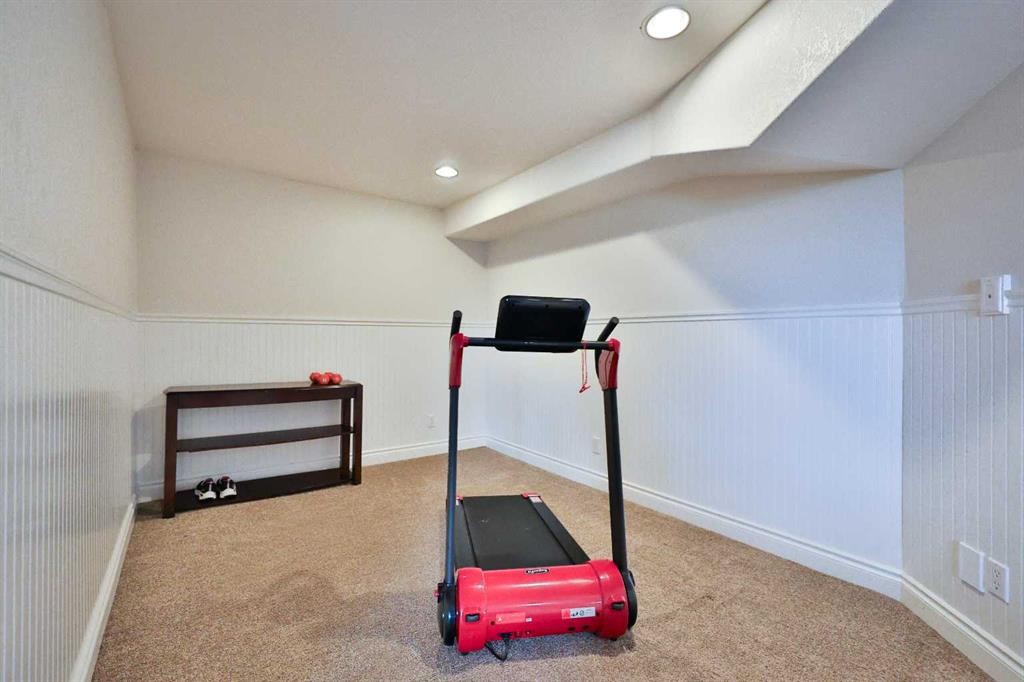 609 7 Avenue, Stirling, AB - Indoor Photo Showing Gym Room