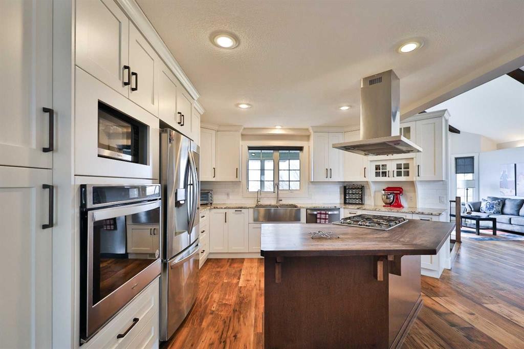 609 7 Avenue, Stirling, AB - Indoor Photo Showing Kitchen With Stainless Steel Kitchen With Upgraded Kitchen