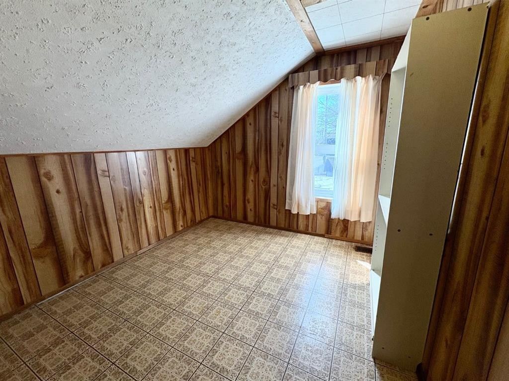 706 12 Street North, Lethbridge, AB - Indoor Photo Showing Other Room