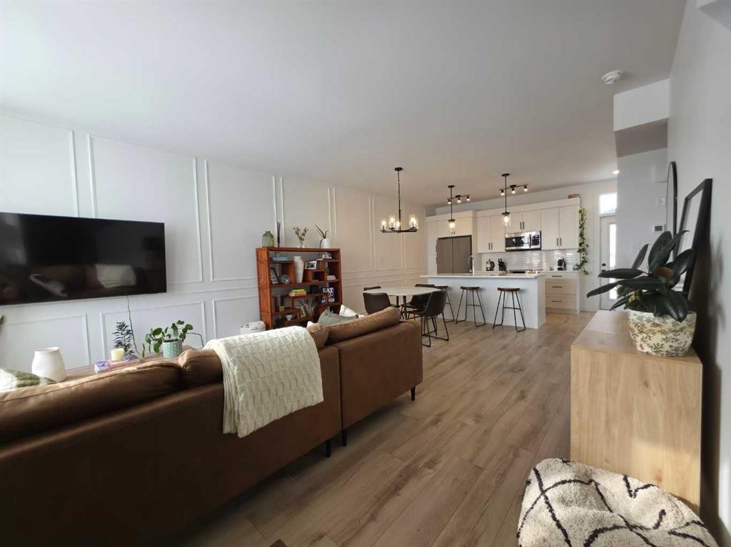 633 Blackwolf Boulevard North, Lethbridge, AB - Indoor Photo Showing Living Room