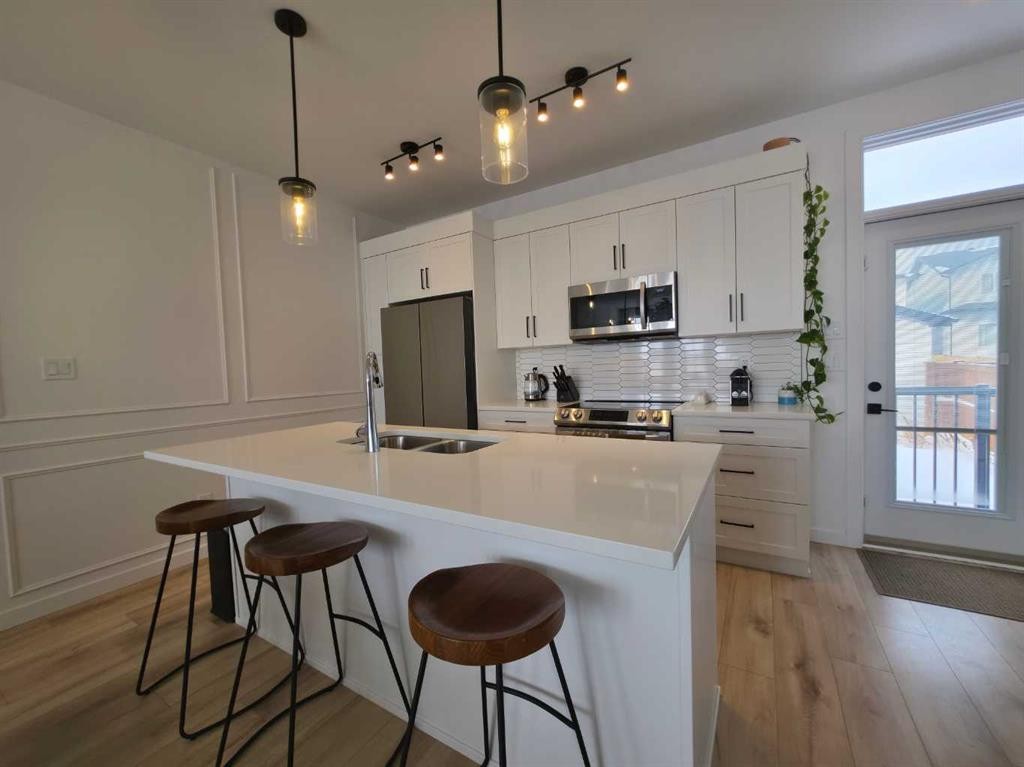 633 Blackwolf Boulevard North, Lethbridge, AB - Indoor Photo Showing Kitchen With Double Sink With Upgraded Kitchen