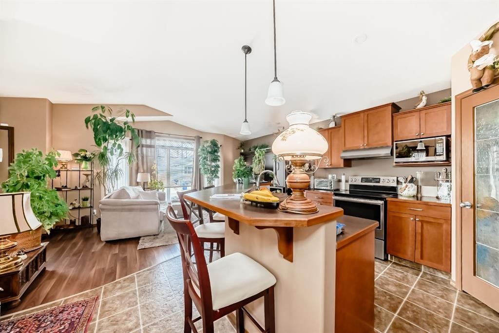 493 Squamish Lane West, Lethbridge, AB - Indoor Photo Showing Kitchen