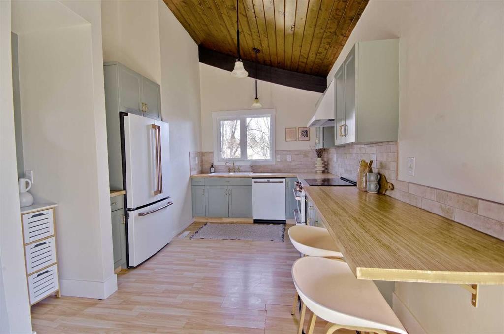 345 Laval Boulevard West, Lethbridge, AB - Indoor Photo Showing Kitchen
