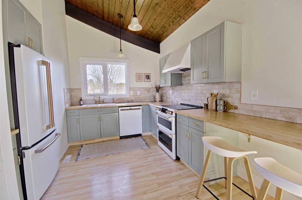 345 Laval Boulevard West, Lethbridge, AB - Indoor Photo Showing Kitchen With Upgraded Kitchen