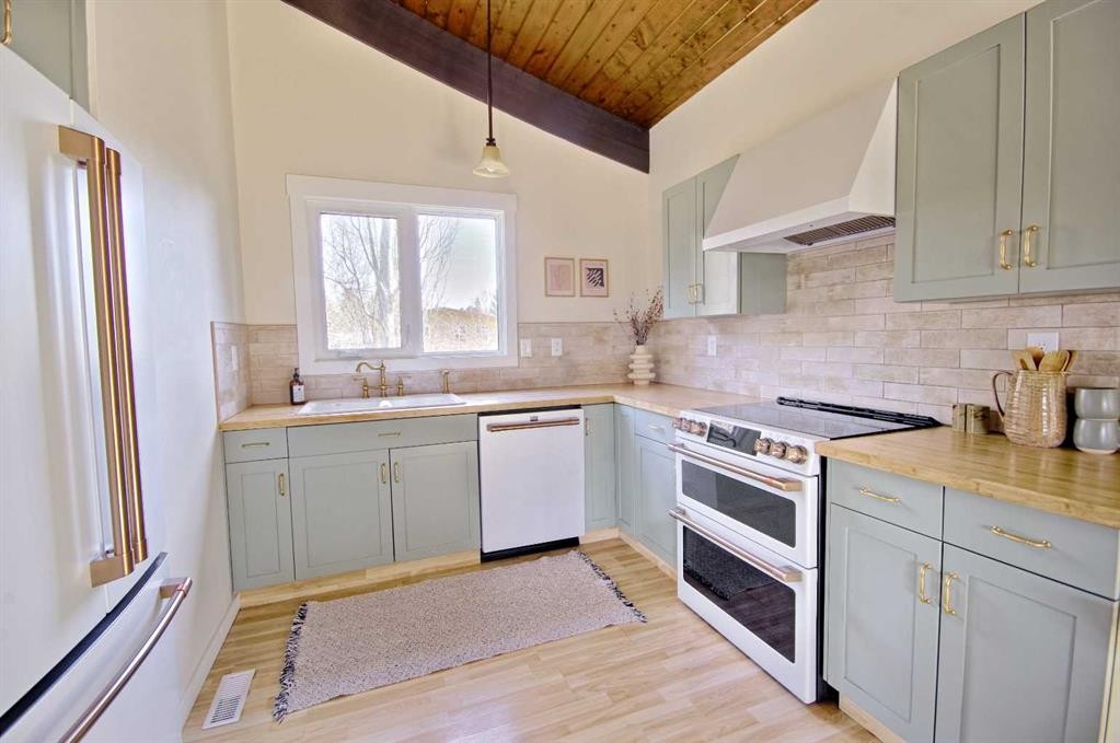 345 Laval Boulevard West, Lethbridge, AB - Indoor Photo Showing Kitchen