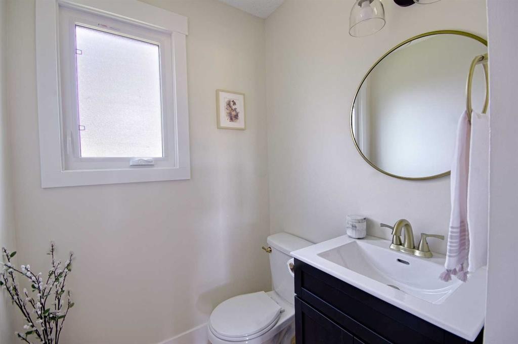 345 Laval Boulevard West, Lethbridge, AB - Indoor Photo Showing Bathroom