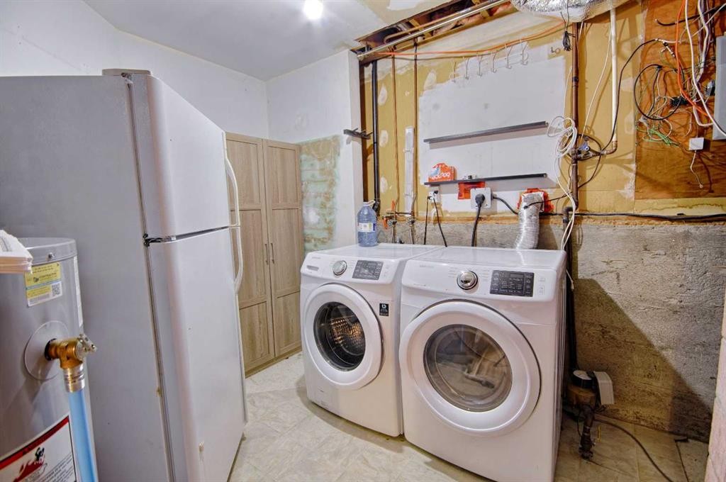 345 Laval Boulevard West, Lethbridge, AB - Indoor Photo Showing Laundry Room