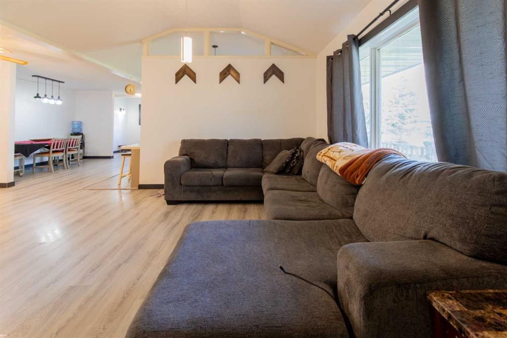 63004A Hwy 5, Welling, AB - Indoor Photo Showing Living Room