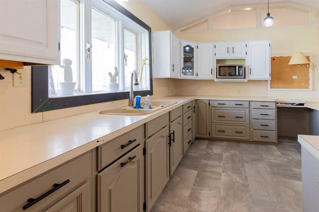 63004A Hwy 5, Welling, AB - Indoor Photo Showing Kitchen