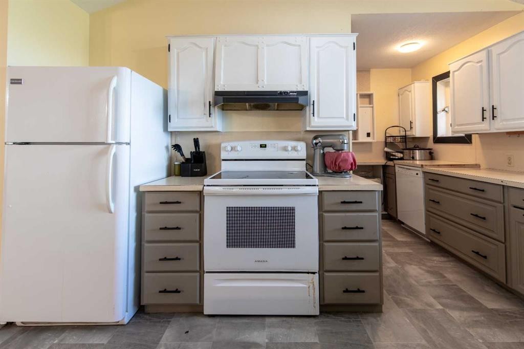 63004A Hwy 5, Welling, AB - Indoor Photo Showing Kitchen
