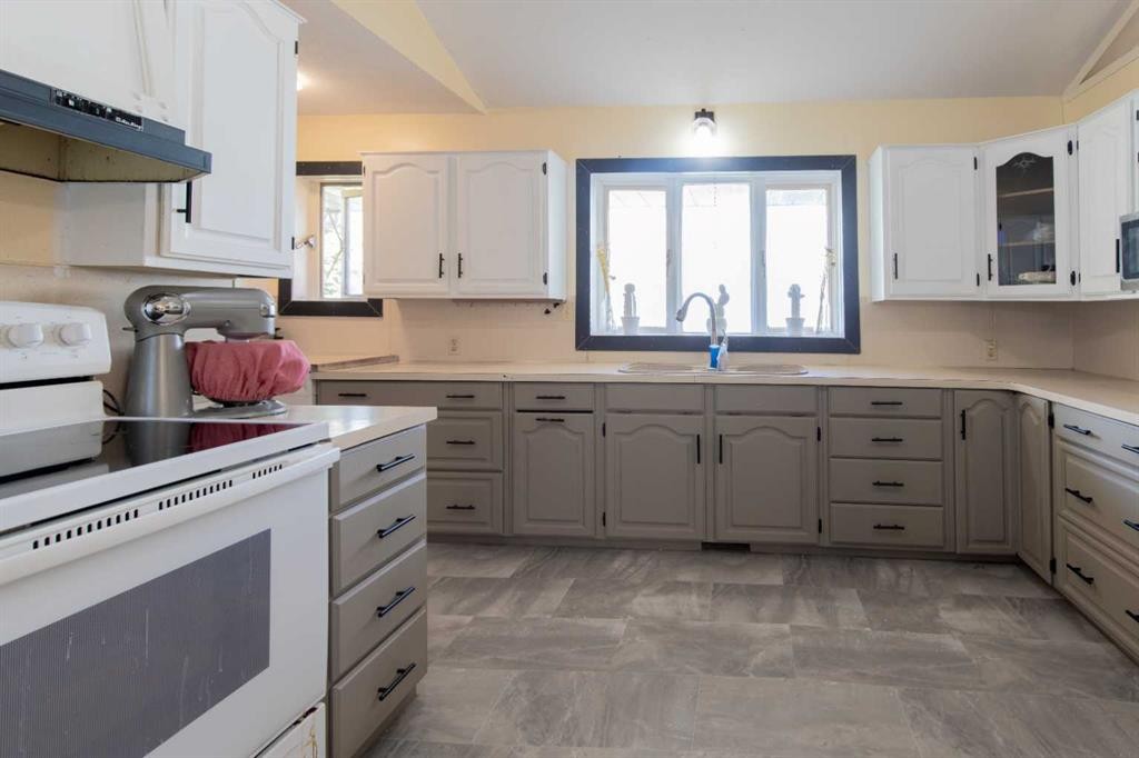 63004A Hwy 5, Welling, AB - Indoor Photo Showing Kitchen