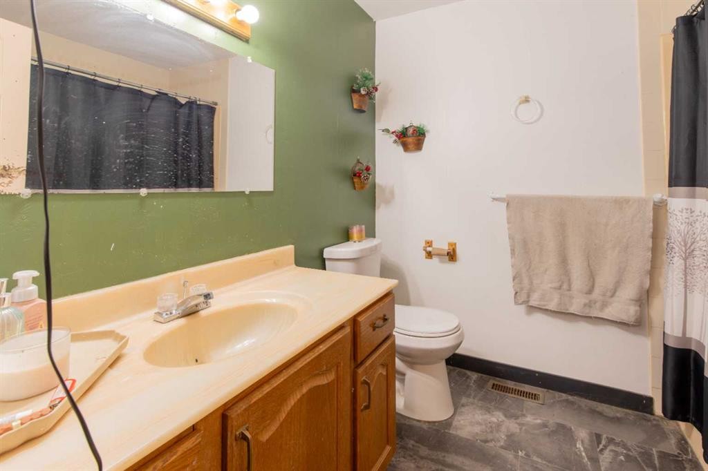 63004A Hwy 5, Welling, AB - Indoor Photo Showing Bathroom