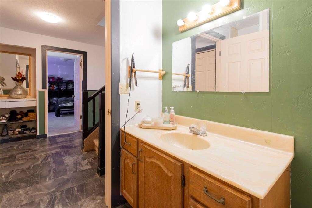 63004A Hwy 5, Welling, AB - Indoor Photo Showing Bathroom