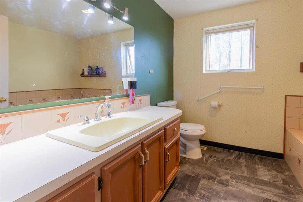 63004A Hwy 5, Welling, AB - Indoor Photo Showing Bathroom
