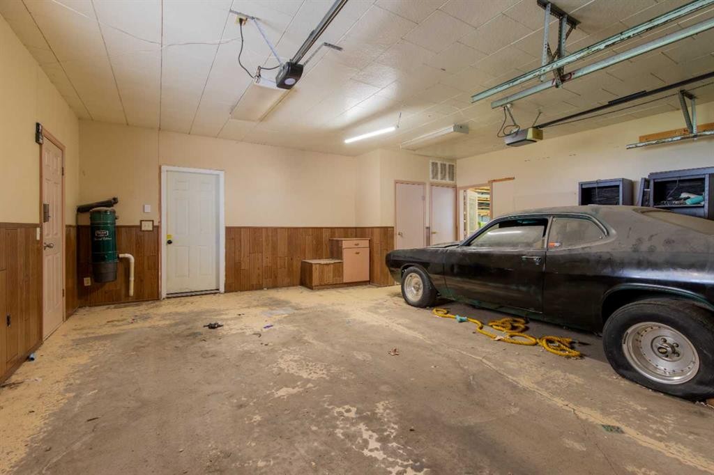 63004A Hwy 5, Welling, AB - Indoor Photo Showing Garage