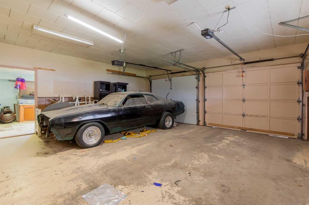 63004A Hwy 5, Welling, AB - Indoor Photo Showing Garage