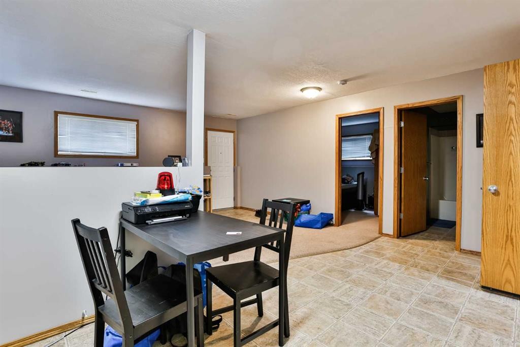 38 St James Crescent North, Lethbridge, AB - Indoor