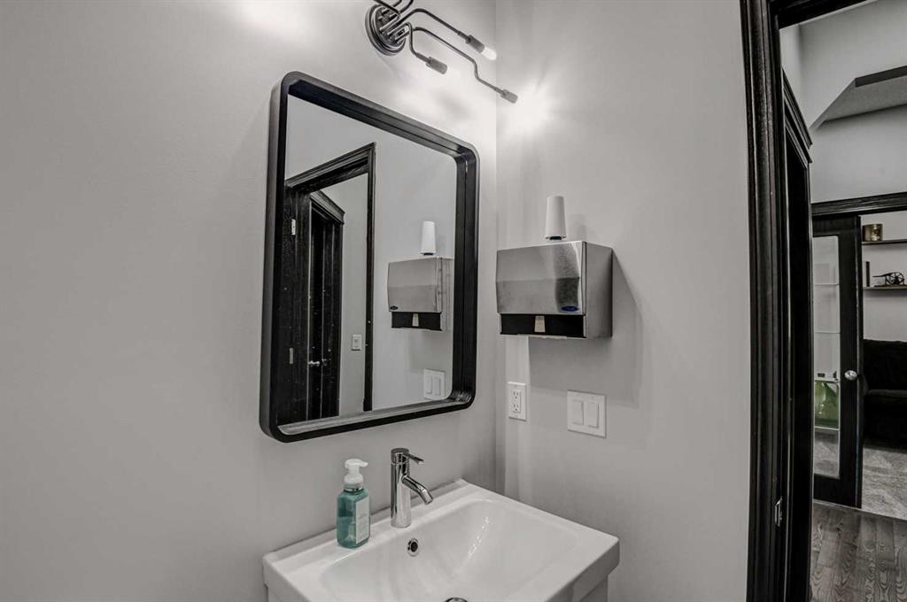 23 Cranberry Circle Se, Calgary, AB - Indoor Photo Showing Bathroom
