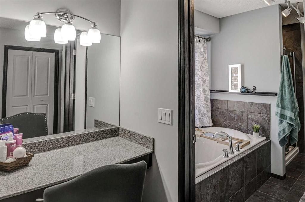 23 Cranberry Circle Se, Calgary, AB - Indoor Photo Showing Bathroom