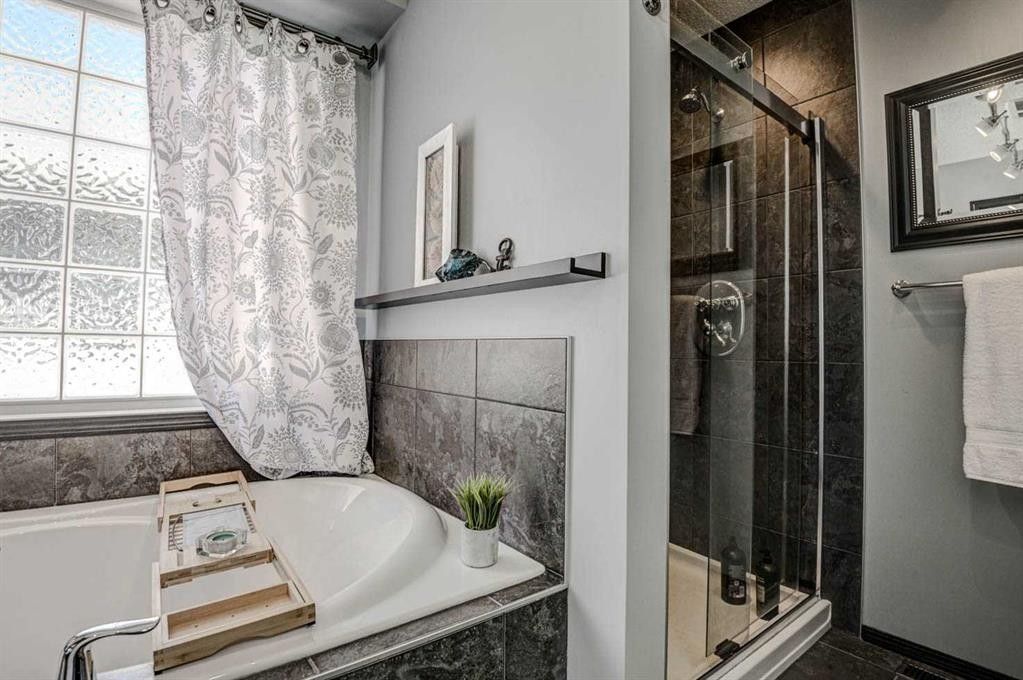 23 Cranberry Circle Se, Calgary, AB - Indoor Photo Showing Bathroom